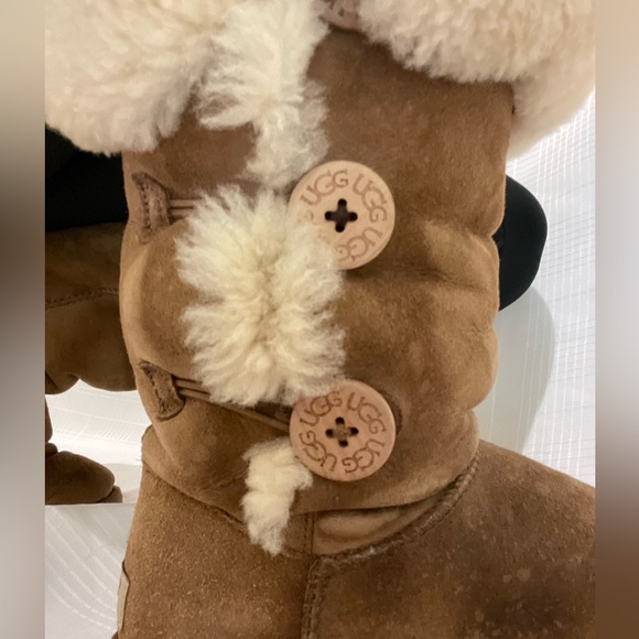 Ugg Bailey Button Tan Boot - size 8 - Picture 3 of 10
